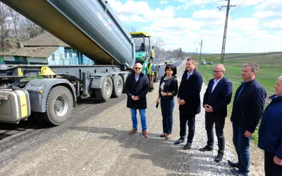 Asfalt turnat pe drumul județean Coțușca - Viișoara