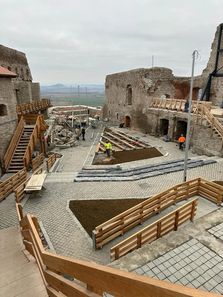 Unul dintre cele mai frumoase și importante proiecte pentru Deva, cel care vizează chiar simbolul orașului nostru, Cetatea, se apropie cu pași repezi de finalizare!