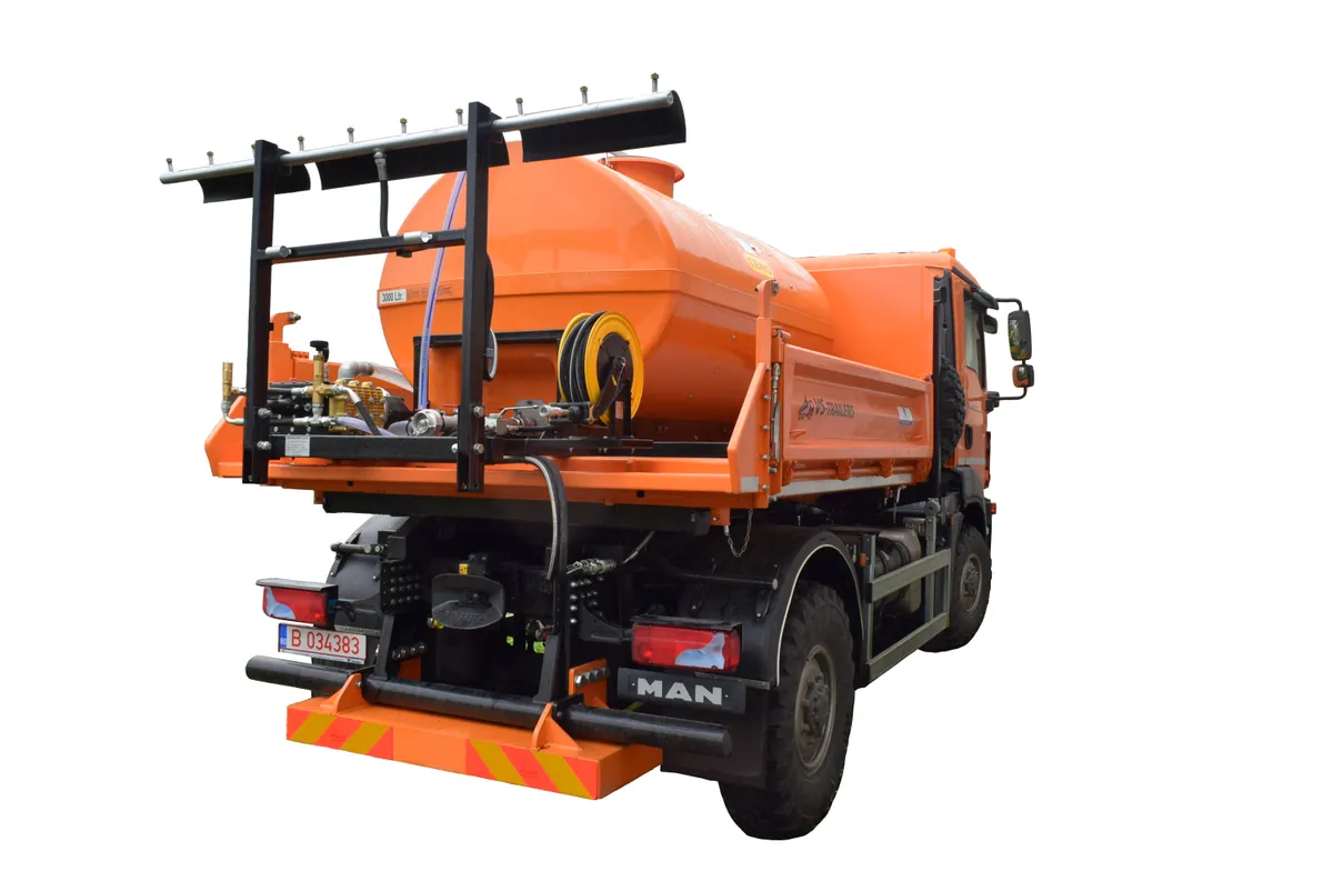 Instalatie stropit 8.500 L  montata in bena basculanta