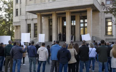 Păgubiții Kia și Isuzu protestează la Tribunalul Arad pe 7 octombrie, în jurul termenului din dosarul nr. 2591/108/2026