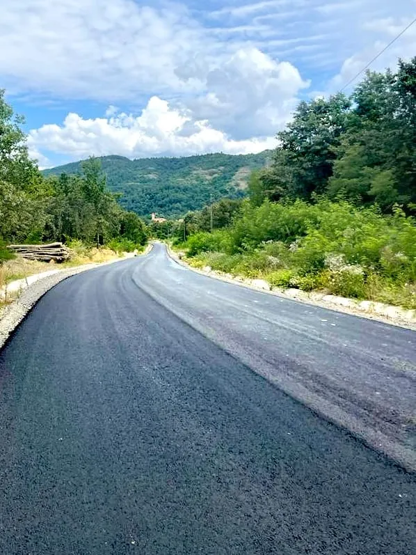 A început așternerea stratului de uzură pe Dieci-Dezna!