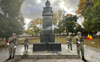 Ceremonie solemnă dedicată Zilei Armatei României, desfășurată la Cimitirul Eroilor din Deva
