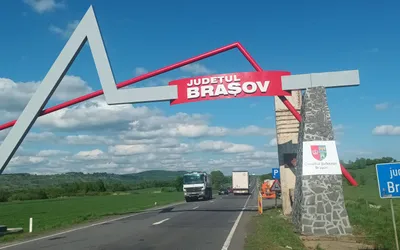 Portalurile care marchează limita administrativă a judeţului Braşov au fost reparate