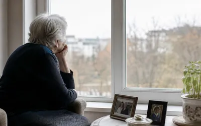 România intră în „deceniul bătrânilor singuri”: aproape 3,9 milioane peste 65 de ani, 1,35 milioane trăiesc singuri — Barometrul ABC
