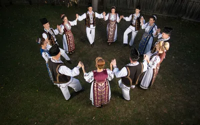 77 de ani de activitate neîntreruptă a Ansamblului Folcloric Profesionist „Cindrelul – Junii Sibiului”- cea mai veche formaţie de dansuri populare a României și una dintre cele mai vechi din Europa