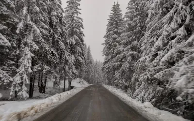 Peste 700 de tone de material antiderapant folosite în acțiunile de deszăpezire și de combatere a poleiului pe drumurile județene