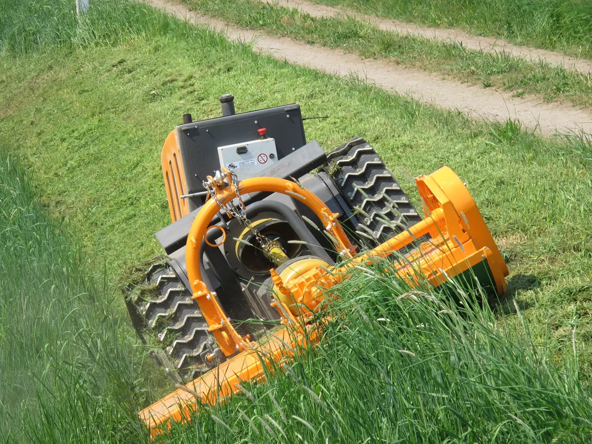 Robot șenilat pentru curățat vegetația pe suprafețe in pante mari (45°) - Rapid Vario
