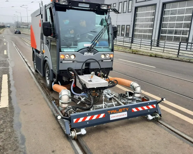 Șine de tramvai curățate impecabil, indiferent cât de murdare ar fi.