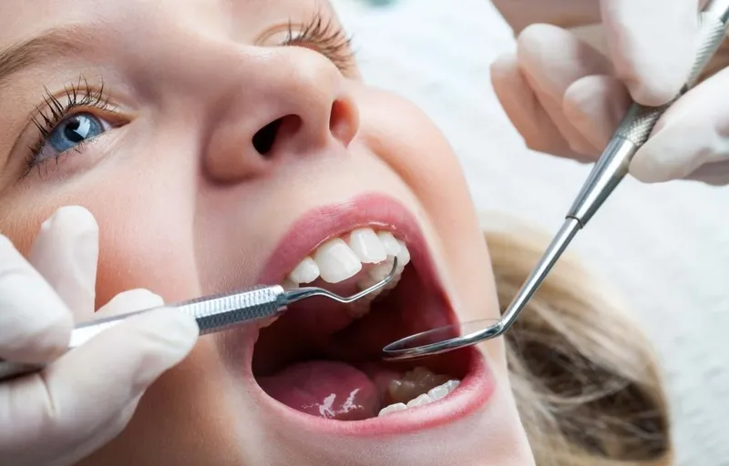 Materiale sanitare de peste 6.000 de lei pentru cabinetele școlare stomatologice