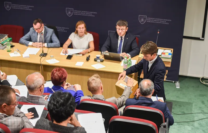Consiliul Județean Harghita alocă 1,4 milioane lei pentru intervenții la 25 de monumente și aderă la Codul european de bune practici privind inteligența artificială