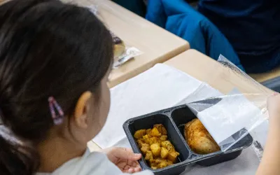 Banca de Alimente a Sectorului 6 livrează, de azi, mâncare caldă pentru elevii de la „Școala după școală”