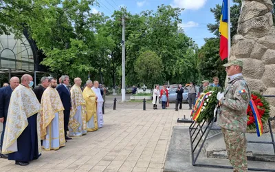 Primarul Florin Birta și viceprimarul Antonia Nica au depus o coroană de flori la monumentele eroilor neamului