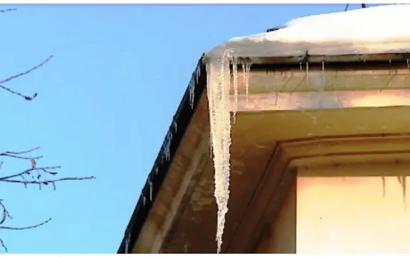 Amenzi între 500 – 2.500 lei pentru neîndepărtarea zăpezii sau a  țurțurilor de la nivelul streșinilor