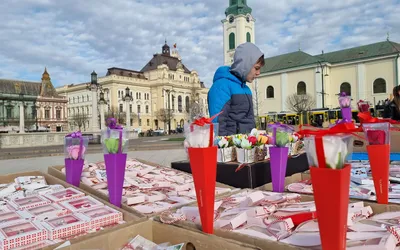 Standurile cu flori și mărțișoare își așteaptă cumpărătorii
