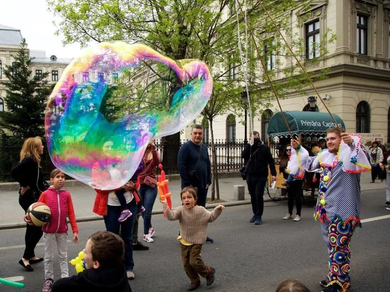 Primăria Capitalei: De 1 Iunie, copiii vor putea participa în București la spectacole de teatru și circ, ateliere de magie și de creație, lecturi și multe jocuri