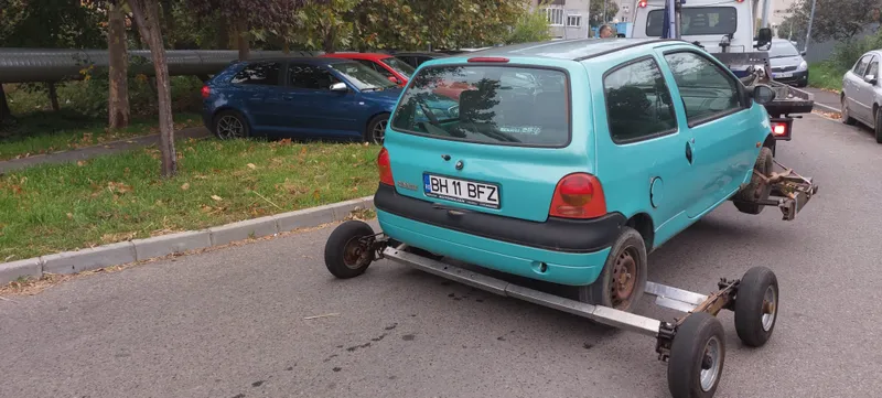 Autovehicul considerat abandonat, depistat pe domeniul public