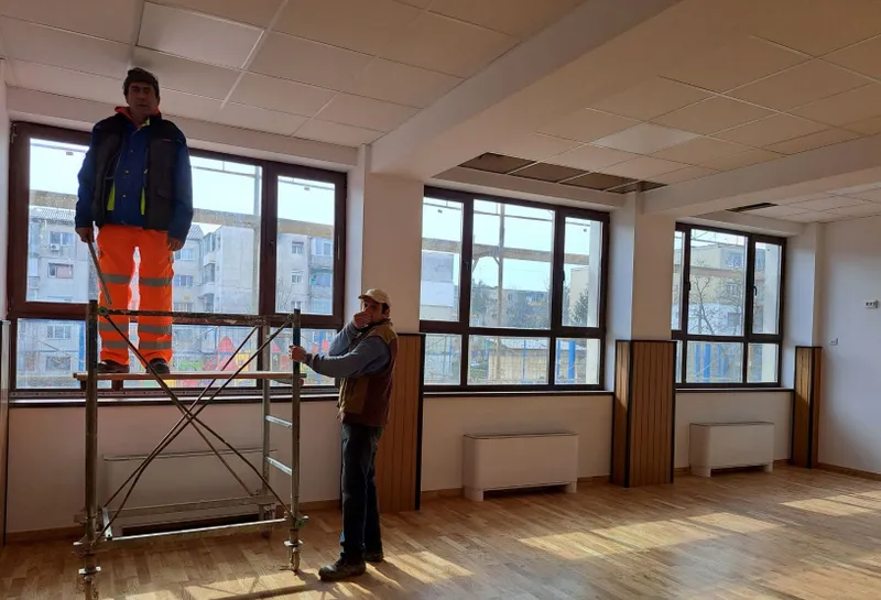 Lucrările de reabilitare și modernizare a Școlii Gimnaziale ,,Andrei Șaguna” Deva continuă în ritm susținut