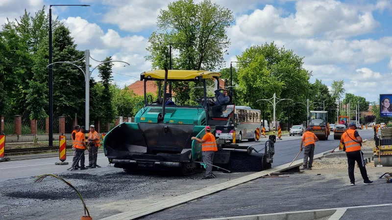 Se toarnă primul strat de asfalt pe Calea Aradului