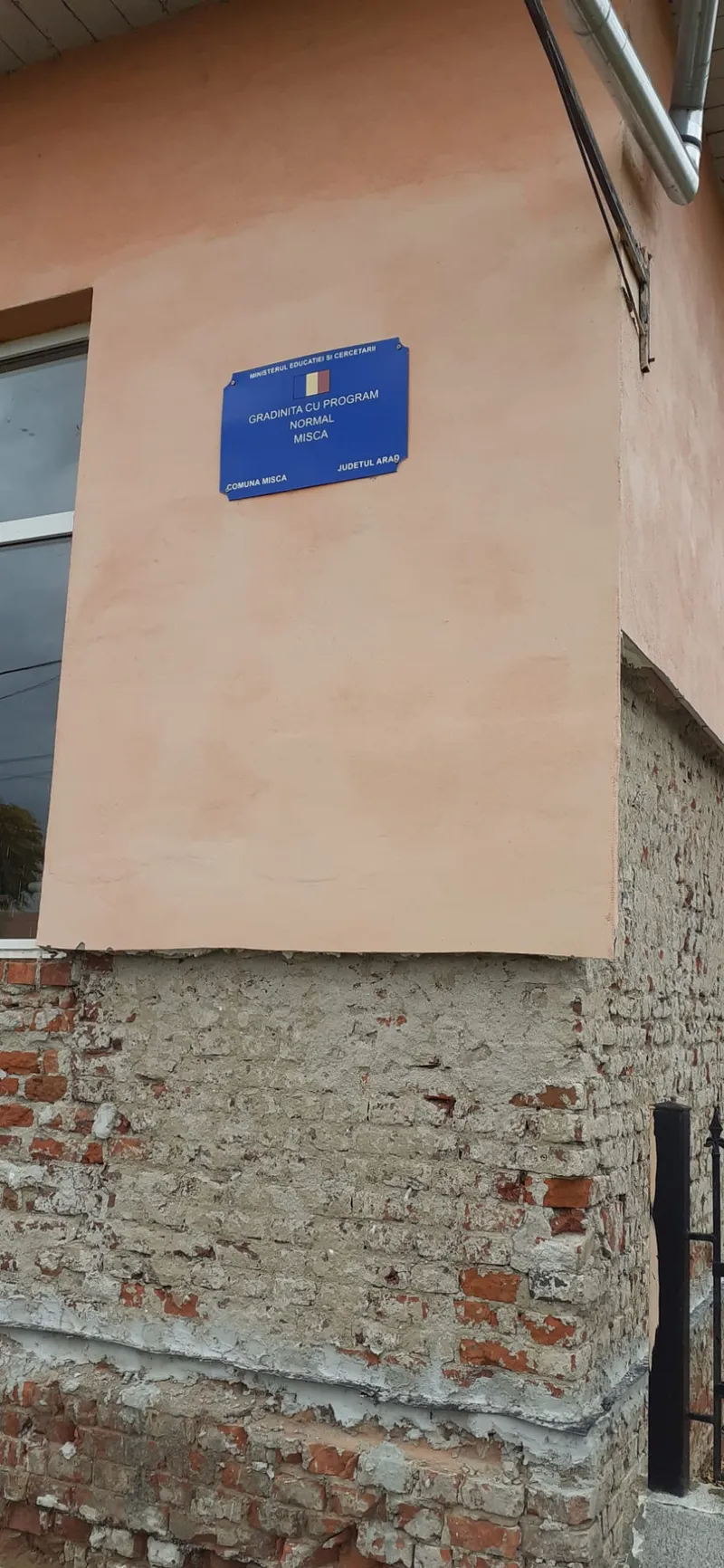 Consiliul Județean alocă bani pentru repararea unei grădinițe unde curgea apa din dozele de curent