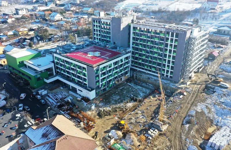 Lucrări în grafic la parking-ul și ambulatoriul Spitalului  Județean, de pe strada Gheorghe Doja