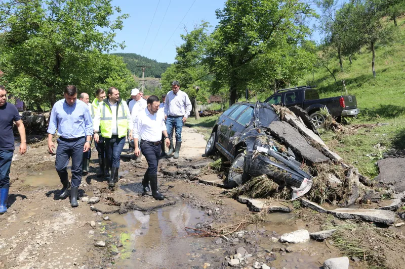 Răzvan Cadar, vicepreședinte al Consiliului Județean Arad, a fost pe teren, în zona Brazii, pentru a constata pagubele materiale și, din păcate, și umane