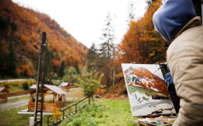 Tabără de creație la Repedea. Zeci de artiști transpun în creațiile lor frumusețea județului Maramureș