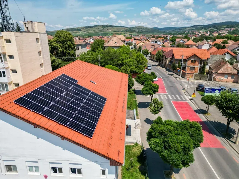 Energie smart: 10 clădiri publice din Sibiu vor primi panouri fotovoltaice, investiție de 4,61 milioane lei