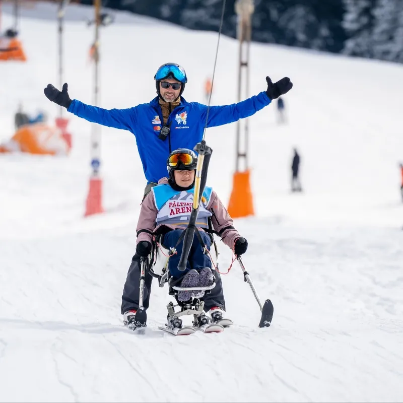 PREMIERĂ în România: prima competiție oficială de schi adaptat persoanelor cu dizabilități locomotorii a avut loc la Arena Platoș Păltiniș