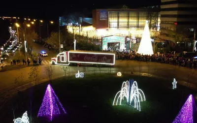 Caravana Coca-Cola staționează și astăzi, 19 decembrie, în fața „Laminor Winter Wonderland”