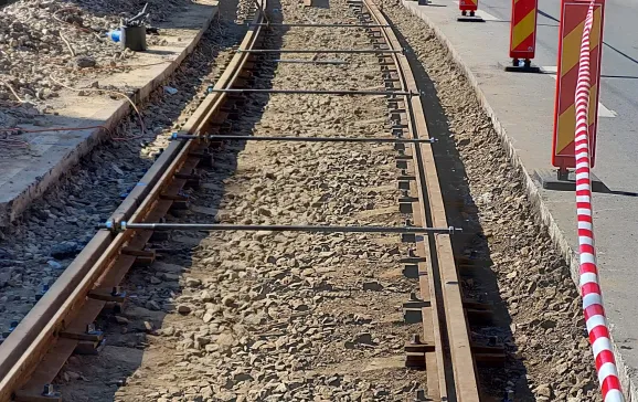 Asfaltul de lângă șinele de tramvai va fi refăcut pe o lungime de  6,3 km, prin aplicarea unui cordon elastic