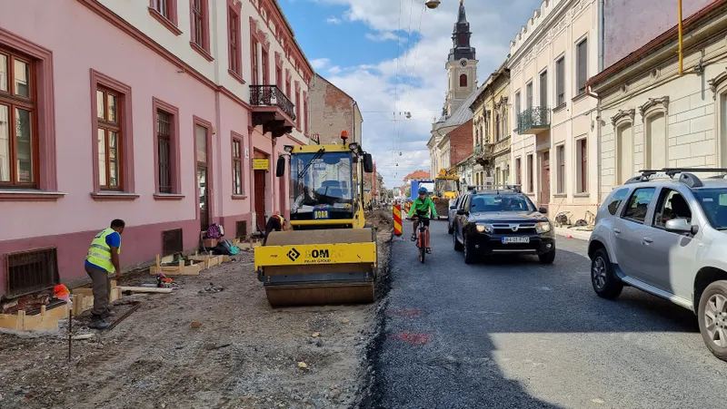Se lucrează pe partea dreaptă a străzii T. Moșoiu. Urmează așternerea  asfaltului