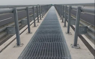 Grătarele din oțel zincat termic devin soluție pentru mediul industrial, unități administrative, infrastructură și arhitectură