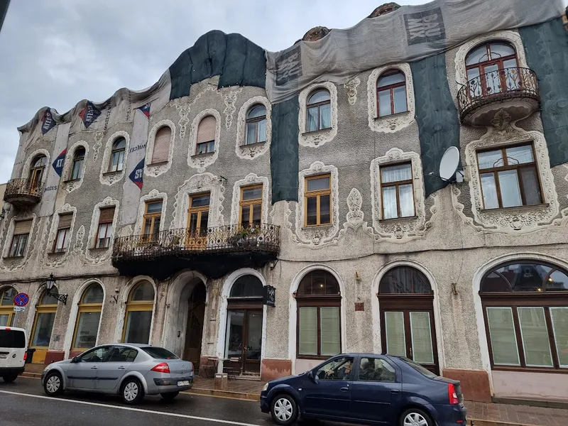 Două dintre cele mai impunătoare clădiri din Oradea și printre ultimele rămase nereabilitate din zona centrală a orașului, vor căpăta strălucirea de odinioară