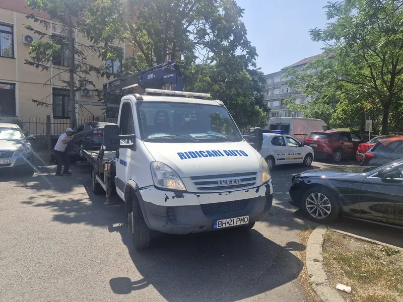 Autovehicul considerat abandonat (BMW BH 68 BOX) ridicat de pe domeniul public în Oradea