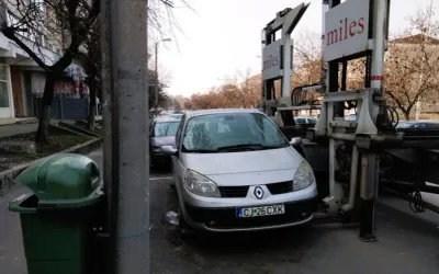 Autovehicul Renault Scenic abandonat, ridicat de pe domeniul public în Oradea