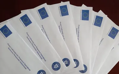 Șapte mame din Deva au primit cardurile în valoare de 2.000 de lei, pentru nou-născuți. Cererile pentru acordarea sprijinului material se depun la DAS Deva