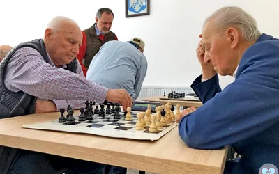 Competiție de șah rapid între seniorii Devei. Vârsta maximă a participanților - 93 de ani!