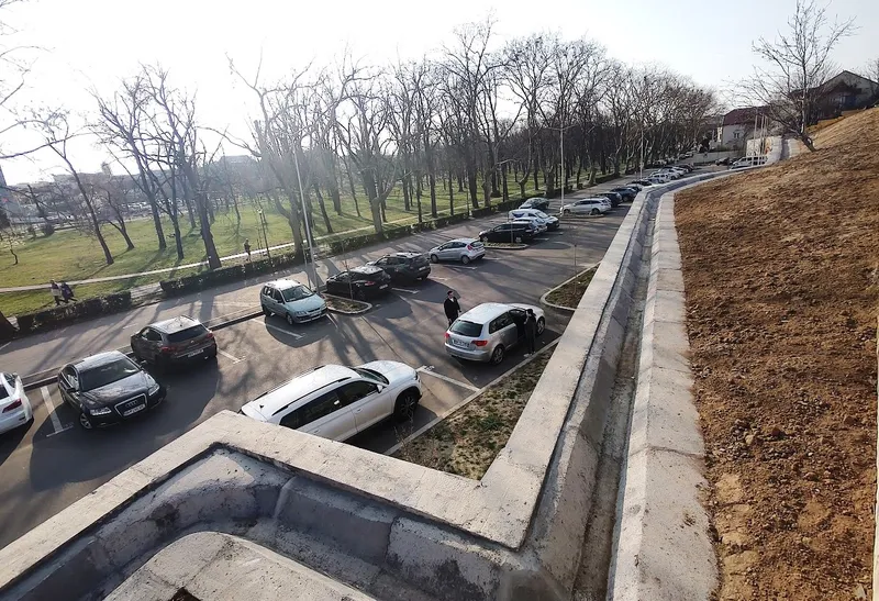 S-a amenajat taluzul aflat deasupra noii parcări de lângă Parcul  I.C. Brătianu