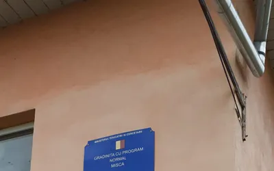 Consiliul Județean alocă bani pentru repararea unei grădinițe unde curgea apa din dozele de curent