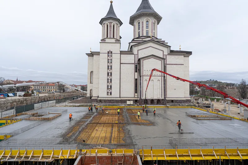 Constructorul toarnă planșeul și grinzile de beton la parcarea de  tip park and ride