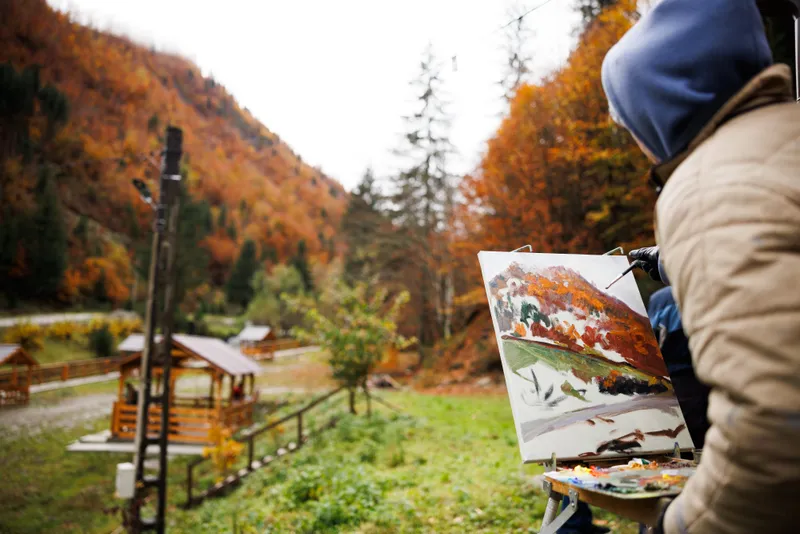 Tabără de creație la Repedea. Zeci de artiști transpun în creațiile lor frumusețea județului Maramureș