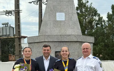 Vicepreședintele CJA Sergiu Bîlcea felicită două sportive ale Jandarmeriei Arad