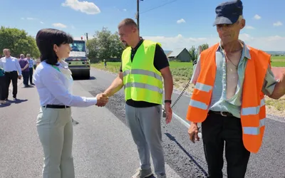 Asfalt turnat pe drumul județean Lozna – Călinești – DN29C –  Talpa