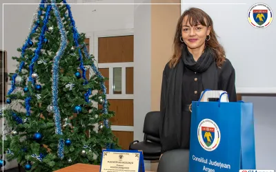 Campioana mondiala Denisa Dragomir, premiată de vicepreședintele CJ Argeș, Adrian Dumitru Bughiu