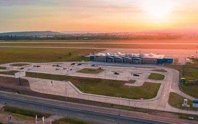 Aeroportul Oradea se dezvoltă: linie de tramvai, parcare supraterană și hotel