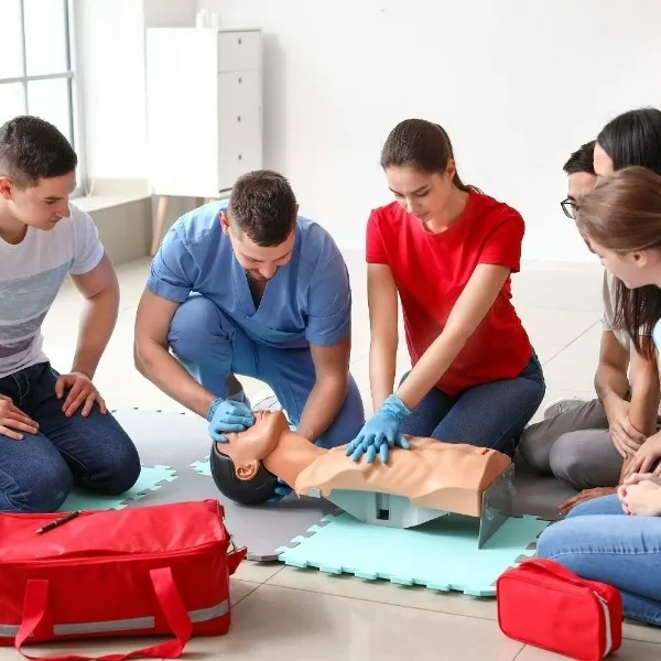 Vica Iancu, CEO și Expert SSM Safety Mentor:  ,,Învață măsurile de prim ajutor. Nu le faci doar pentru colegi. Îți poți salva copilul, în propria casă.”