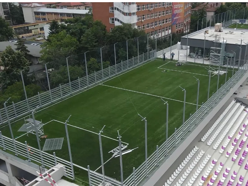 Gazon artificial profesional pentru fotbal – livrare imediată din stoc pentru terenuri sportive comunale și școlare