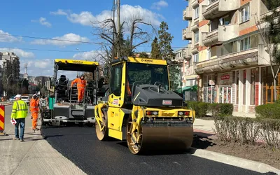 Se toarnă asfaltul nou pe Bulevardul 22 Decembrie!
