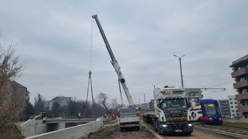 S-au montat grinzile la noul pod peste Peța din cartierul Ceyrat