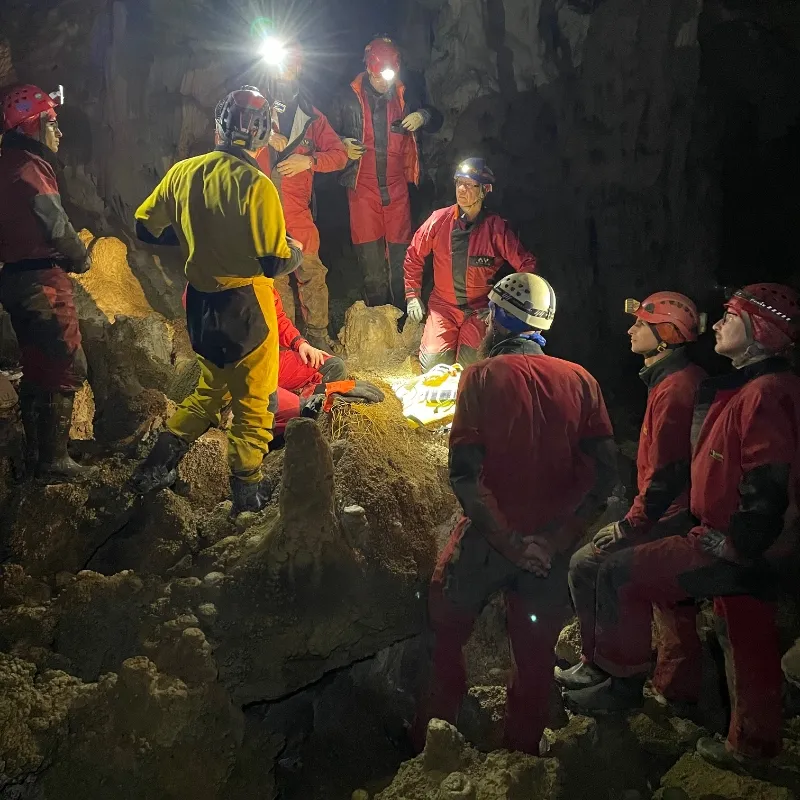 Exercițiu în premieră pentru salvarea speologică din România, în peștera Humpleu